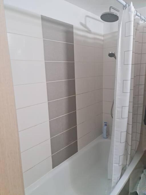 מרחק נגיעה בתקווה Apartment Petach Tikva Екстериор снимка